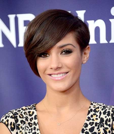 Short Side Swept Bob Hairdo with Inverted Ends