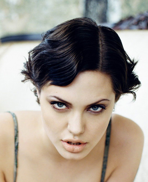 Angelina-Jolie-short-wavy-hairstyle
