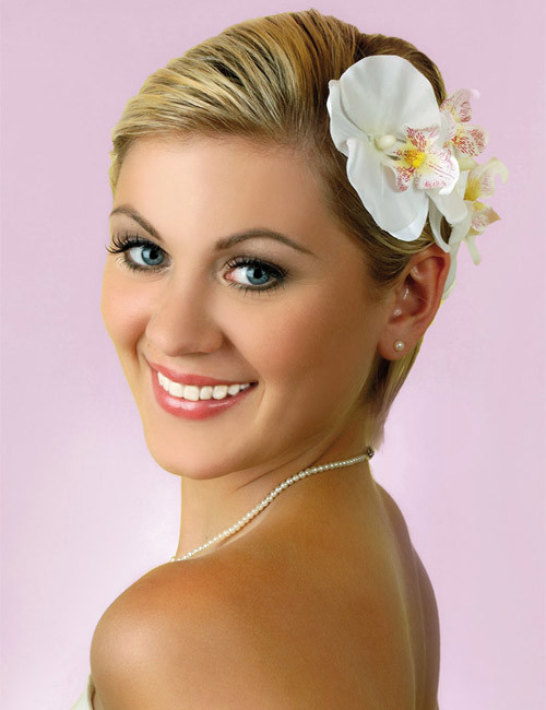 short-hair-with-flowers-for-wedding