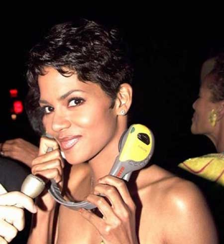 Halle Berry’s Cool and Charming Wavy Pixie Cut