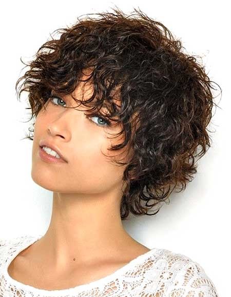 Short Messy Wavy Hairstyle for Girls with Curly Hair
