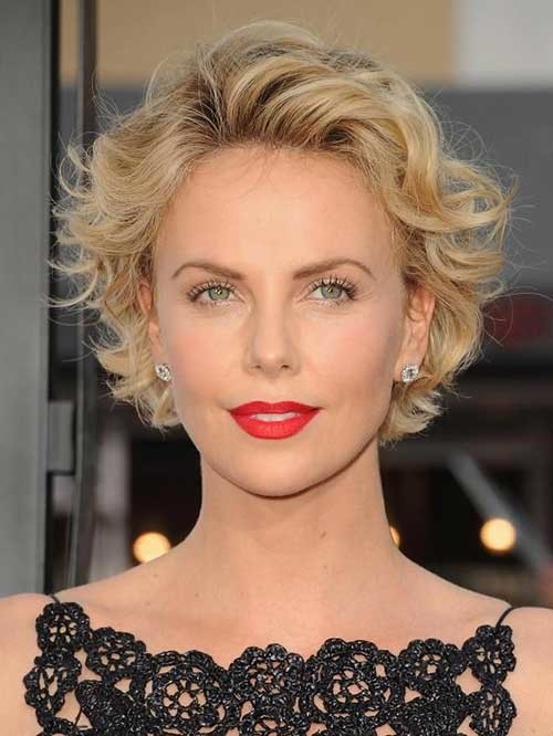 Classy Short Blonde Wavy Haircut for Round Faces