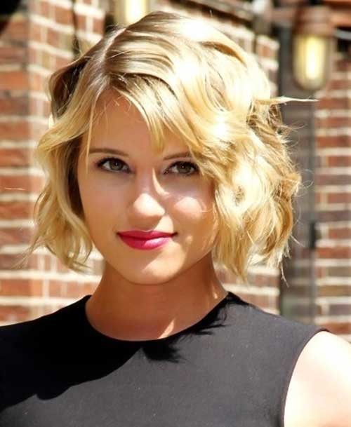 Short Wavy Blonde Hairstyle for Round Faces