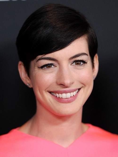 2014 Anne Hathaway Hairstyles – Easy Short Pixie Haircut with Side Swept Bangs