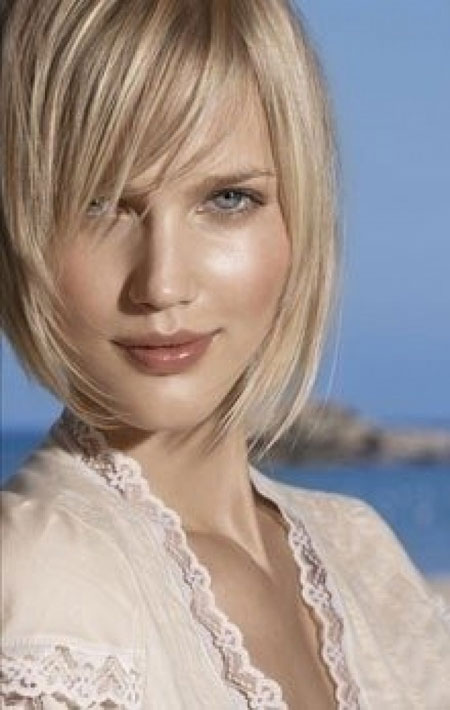 Alluring and Attractive Asymmetric Bob Hair with Nice Lovely Strands of Light Blonde Hair
