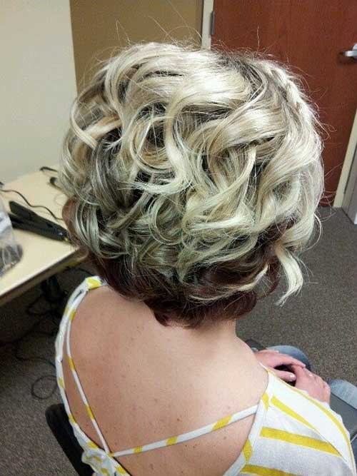 Short Layered Curly Blonde Hair Idea