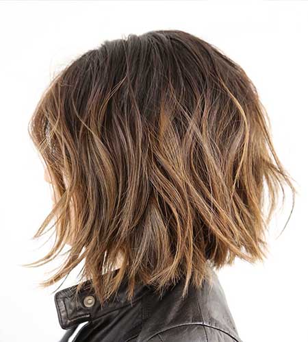 Simple Short Wavy Hairstyle with Blonde Highlights