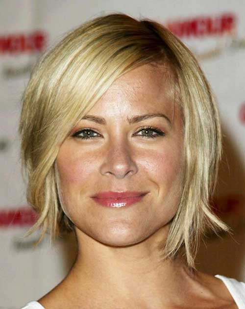 Short Layered Straight Hairstyle for Women Over 40