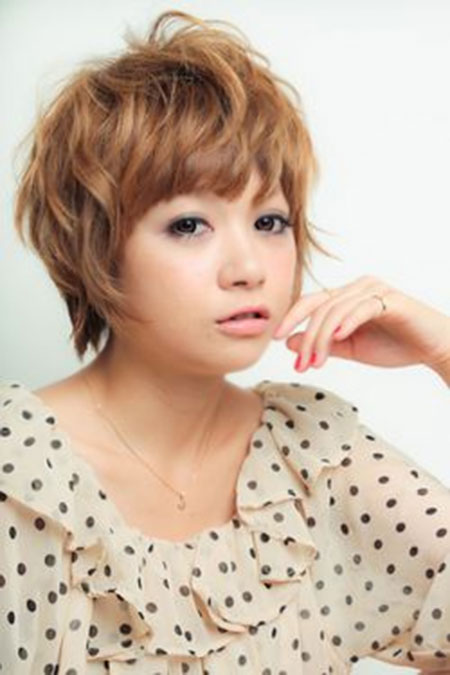 The Cute Messy and Wavy Short Hairstyle