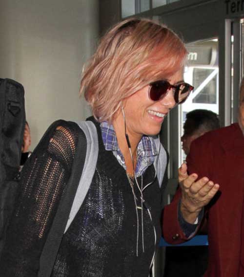 pink and messy bob hair of Kristen Wiig