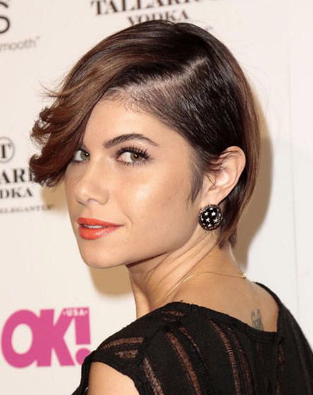 Leah Labelle’s Lovely Undercut Hairstyles with Long Bangs