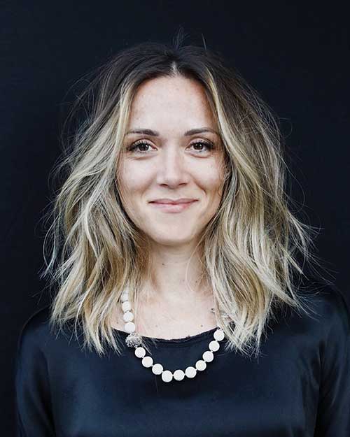 Wavy Hairstyle for Short Hair Women